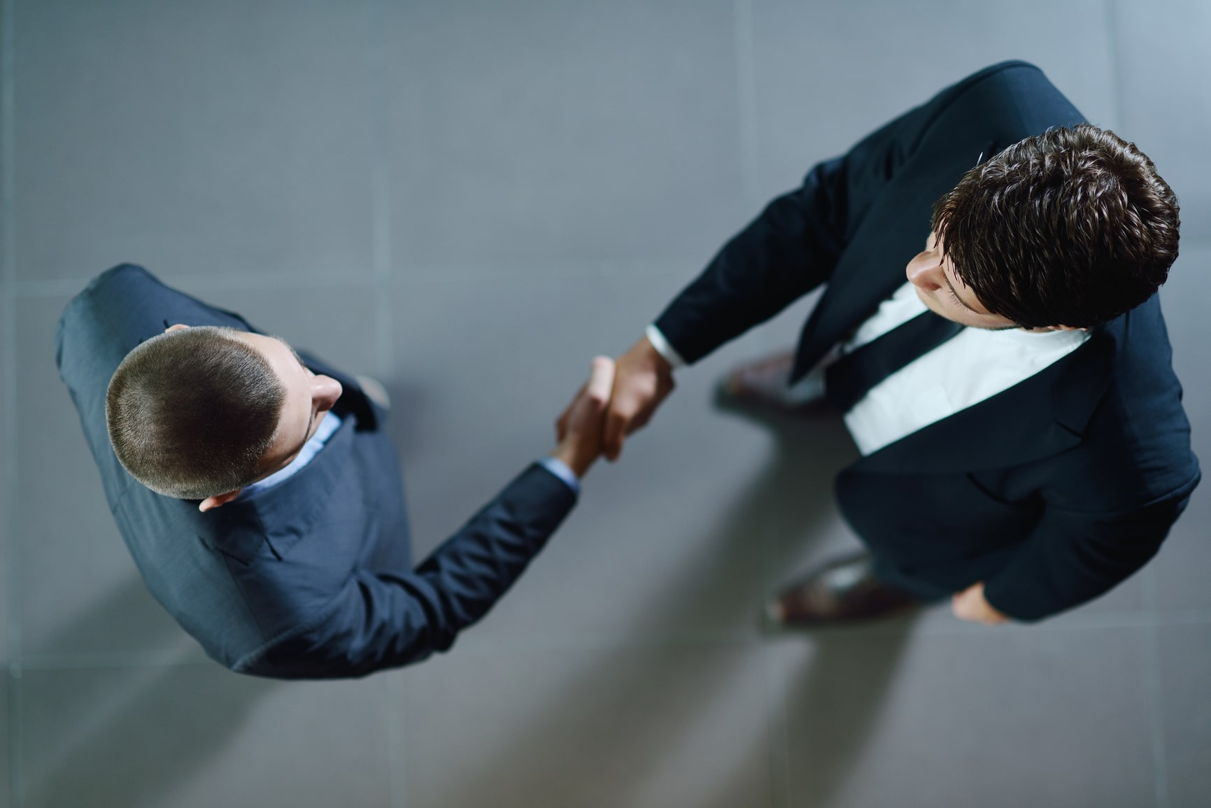 Two men shaking each others hands